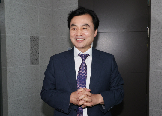 국방부 장관 후보자로 지명된 더불어민주당 안규백 의원이 23일 국회 의원회관 의원실을 나서고 있다. 연합뉴스